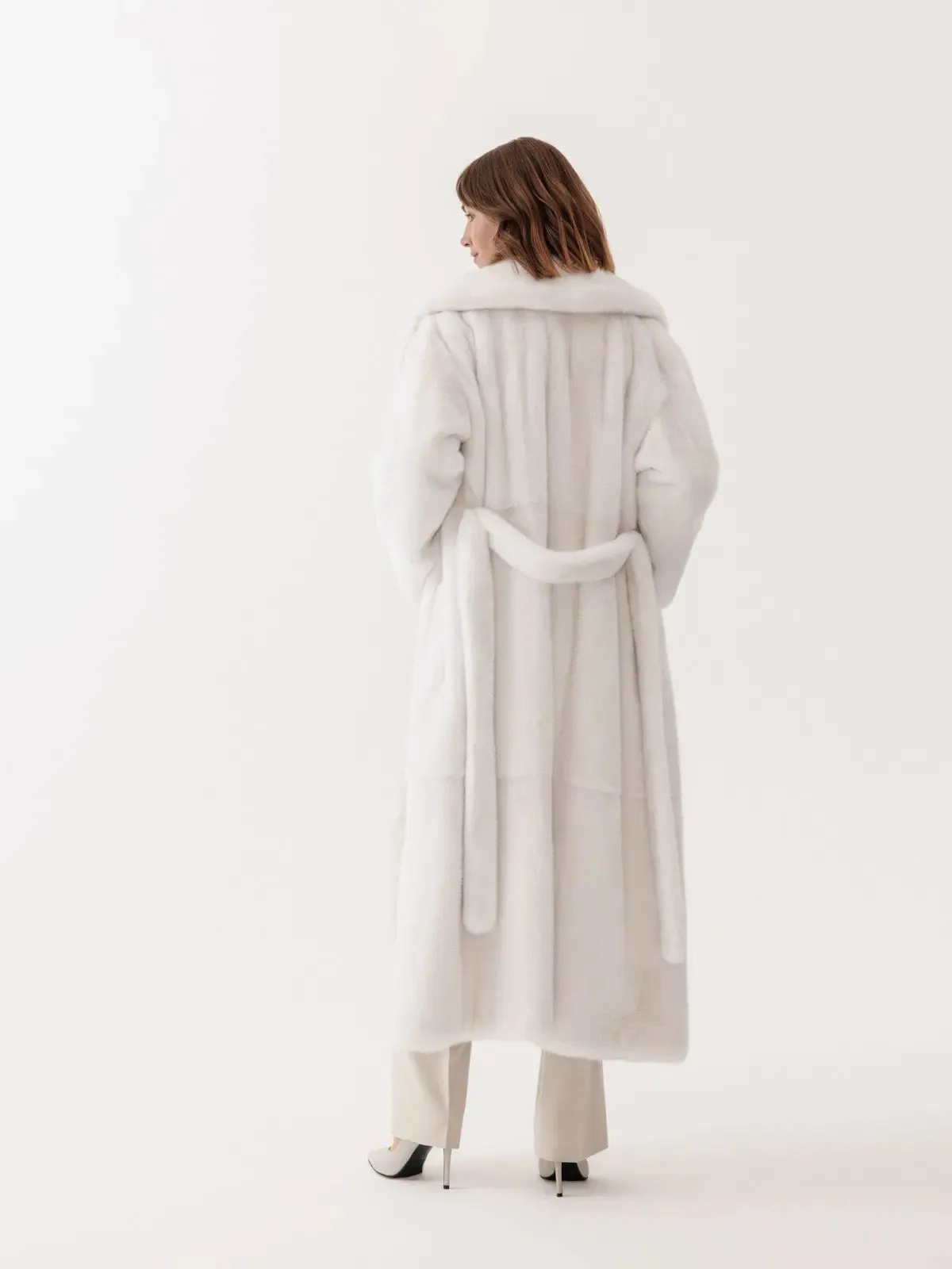 Mink fur coat in an incredible off-white shade with an English collar